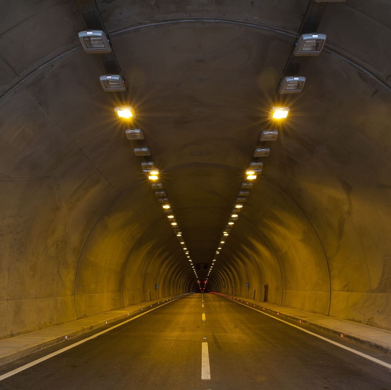 tunnel-g7cd711d03_1920